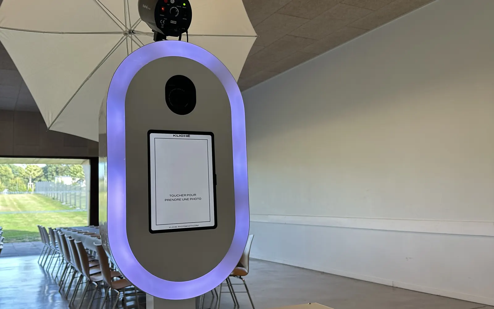 La borne photo KLICHÉ installée dans une salle de réception du Morbihan