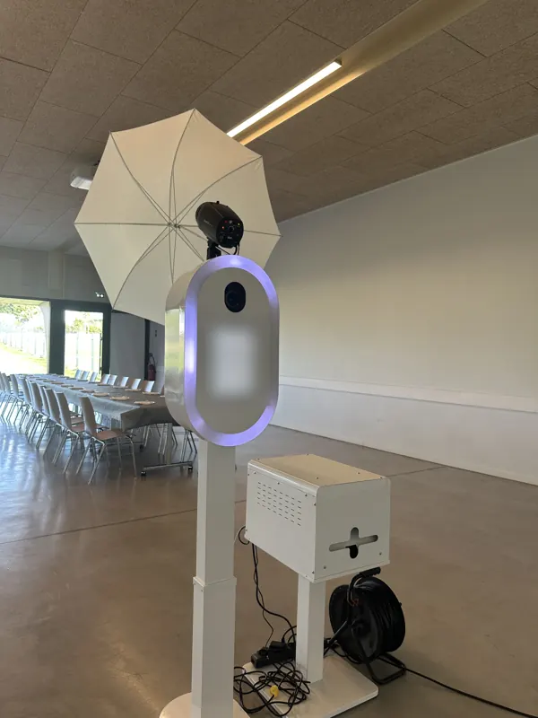 La borne KLICHÉ et son imprimante dans une salle de réception